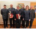 Bild: Feuerwehr Rosall/exb
Langjährige Mitglieder der Feuerwehr Rosall wurden bei der Jahreshauptversammlung geehrt. Im Bild (von links): Zweiter Vorsitzender Jürgen Hopf, Josef Müller (40 Jahre), Wolfgang Amschl (25 Jahre), Zweiter Kommandant Martin Müller, Vorsitzende Sandra Müller, und Zweiter Bürgermeister Peter Gold.
