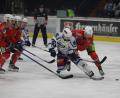Bild: Florian Petrow
Match vier im Play-off-Viertelfinale zwischen den Hannover Indians und den Blue Devils Weiden. Die Blue Devils unterlagen 2:3 in der zweiten Verlängerung. Hier kämpfen der Weidener Dennis Palka (weißes Trikot) und Joe Kiss um die Scheibe.