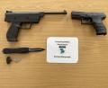 Bild: Polizeiinspektion Waldsassen/exb
Neben einer geringen Menge der Droge Crystal Meth, stellten die Beamten auch eine Druckluftpistole, eine zugriffsbereite Schreckschusspistole sowie zwei verbotene Messer (Springmesser und Faustmesser) sicher.