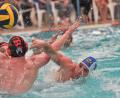 Bild: Büttner
Marek Janecek (rechts) beim Torwurf: Die Wasserballer des SV Weiden entschieden das Heimspiel gegen den Hamburger TB mit 16:5 für sich.