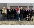 Bild: Gleißner/exb
Der Männergesangverein Bärnau gratulierte Anton Gleißner zum 75. Geburtstag. Im Bild (Mitte) der Jubilar mit Enkelin Lina und die Mitglieder des Gesangvereins.