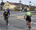 Bild: Stephan Huber
An der Meisterkreuzung in Sulzbach-Rosenberg herrscht reger Radverkehr - doch leider nicht flüssig: Die Grünphase für Radler ist nicht synchronisiert, sie müssen auf der Verkehrsinsel in der Mitte warten. Kommen mehrere Radler zusammen, wird es dort schnell eng.