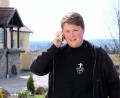 Bild: Thomas Dobler
Frater Benedikt Eble ist 23 Jahre alt, Theologiestudent und Ordensmann der Passionisten im Miesberg-Kloster in Schwarzenfeld. Dort übernimmt er auch ganz weltliche Aufgaben, etwa den Telefondienst.