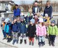 Bild: br
Die Erzieherinnen Milena König (links) und Monika König (rechts) trafen mit den Buben und Mädchen des Kinderhauses Sankt Josef beim Osterhasen-Ehepaar Bürgermeister Peter König (Bildmitte).