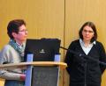 Bild: stg
Christine Schubert (links) und Judith Schliermann stellten den Jahresbericht der Stadtbücherei vor.