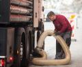 Bild: Deutsches Pelletinstitut
Hier werden Pellets vom Lastwagen mit Luftdruck in das Lager eingeblasen. Viele Hausbesitzer überlegen gerade, ob und wie sie ihre Heizung umrüsten.