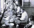 Bild: Archiv Pozellanfabrik Tirschenreuth
Die Malerabteilung der Porzellanfabrik Tirschenreuth 1964: Werner Hösl widmet sich in seinem neuen Buch auch in einem Kapitel diesem Unternehmen, das 1994 nach 156 Jahren schließen musste.