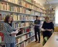 Bild: aks
Die Messe-Organisatoren Patricia Preuß, Markus Lommer und Maria Müller (von links) schmökern schon mal vorfreudig in regionaler Literatur.