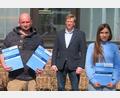 Bild: HWK-Stumpf/exb
Tobias Knauer (Mitte) gratulierte Florian Pongratz und Maria Borisuk.