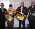 Bild: dop
Oberschützenmeister Wolfgang Sennfelder (links) freut sich mit den erfolgreichen Schützen Claudia Schneider, Waldemar Pirner und Joachim Schneider (rechts).