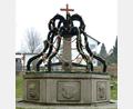 Bild: fvo
Mitglieder der Freien Wählergemeinschaft schmückten den Brunnen am Lobkowitzschloss in Waldthurn.