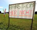 Archivbild: Stephan Huber
Protest-Plakate und farbige Andreas-Kreuze zeigen an, wo die geplanten Stromtrassen verlaufen würde, sollten sie tatsächlich gebaut werden. Wie hier in Prohof bei Sulzbach-Rosenberg wären auch Wohnsiedlungen direkt betroffen.