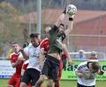 Bild: Hubert Ziegler
Der Neukirchener Torhüter Petr Fillinger holt den Ball sicher aus der Luft.