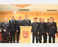 Bild: Andreas Brückmann
Der neue Vorstand der Hohenkemnather Feuerwehr mit den Offiziellen (von links): Kreisbrandinspektor Hubert Blödt, Kommandant Christoph Staudte, zweiter Vorsitzender Stefan Müller, Vorsitzender Christian Wenkmann, Kassier Thomas Kugler, Bürgermeister Albert Geitner, stellvertretender Kassier Michael Hofmann, Kreisbrandmeister Alexander Graf und Schriftführer Fabian Schildbach.