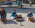 Bild: gi
In den Kartagen waren die Moosbacher Ministranten in und um Moosbach mit ihren großen und kleinen Ratschen unterwegs. Durch das Klappern ermahnten sie die Gläubigen zum Gebet und zum Kirchgang.