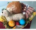 Bild: ihl
In einen Osterkorb packt Kreisbäuerin Sabine Schindler Schinken, Brot gefärbte Eier, Salz und als Hingucker ein selbstgebackenes Osterlamm