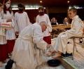 Bild: ads
Bevor die Drittklässler aus der Albert-Schweitzer-Schule erstmals zum Tisch des Herrn gingen, wusch Pfarrer Alois Berzl einigen von ihnen die Füße. Wie in diesem Fall Jonas.