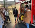 Bild: JU Tirschenreuth/exb
Feuerwehr-Jugendwart Sebastian Wiedemann stellte den Besuchern von der Jungen Union unter anderem ein Hilfeleistungslöschfahrzeug (HLF) vor.