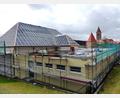 Bild: jp
Derzeit wird das Dach der Kastler Schulturnhalle saniert. Im Flachbereich wird das Dach begrünt.