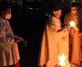 Bild: Kunz
Stadtpfarrer Gottfried Schubach (Mitte) und Pfarrvikar Reinald Bogensperger (rechts) entzünden die Osterkerze am Osterfeuer.