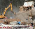 Bild: Wolfgang Steinbacher
Das ehemalige Hotel Gall an der Sulzbacher Straße wird abgebrochen. An seiner Stelle entstehen zwei Mehrfamilienhäuser. Die Abbruchbagger der Firma Englhard leisten hier ganze Arbeit.