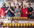 Bild: usc
3550 Plastikenten, die von Mitarbeitern der Jura-Werkstätten renntauglich gemacht worden sind, wurden von Round-Table-Präsidiumsmitgliedern abgeholt. Allen voran von Präsident Michael Golinski (links).