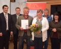 Bild: bnr
Reinhard Jäckel (Dritter von links) ist der erste Trausnitzer, der mit der Bürgerverdienstmedaille ausgezeichnet worden ist. Ehefrau Ingrid (Vierte von links) bekam einen Blumenstrauß. Die Leistungen Jäckels lobten (von links) Bürgermeister Martin Schwandner, Dritter Bürgermeister Markus Lehner, Zweiter Bürgermeister Josef Prechtl und stellvertretende Landrätin Birgt Höcherl.