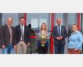 Bild: jpl
Mit einem Blumenstrauß wurde Sozialpädagogin Jasmin Melzner (Mitte) von Rektor Alexander Köstler, Bürgermeister Wolfgang Söllner (Ebnath), Bürgermeister Peter König (Neusorg) und Konrektorin Sandra Schmidl an der Fichtelnaabtalschule begrüßt.
