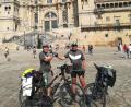 Bild: Stahl/exb
Eine ungewöhnliche Pilgerreise mit dem E-Bike unternahmen Rudi Schön und Bernhard Stahl im vergangenen Sommer. Es ging über eine Strecke von 4000 Kilometern von Tirschenreuth nach Lissabon, ein Teil davon war der Jakobsweg. Am 25. Tag von insgesamt 37 erreichten sie die Kirche St. Jakob in Santiago de Compostela.
