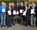 Bild: exb
Die Vorstandschaft des 7er- und Kameradschaftsbunds mit den Geehrten.