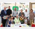 Bild: njn
Ihren 100. Geburtstag feierte Brigitte Herrmann (sitzend, Dritte von links). Bürgermeister Johannes Reger (von links), Pflegedienstleiter Martin Kraus und Regionalleiter Andreas Wöhrl sowie Einrichtungsleiterin Beate Pochec (rechts) gratulierten. Mit auf dem Bild Tochter Beate Bergler (Dritte von rechts) sowie die Enkel und Urenkelkinder der Jubilarin.