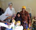 Bild: Projekt Feuerkinder/exb
Glücklich ist die kleine Patientin Amina nach ihrer Behandlung, hier im Bild mit ihrer Großmutter und Dr. Annemarie Schraml.