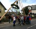 Archivbild: wro
Zur Tradition des Maibaum-Aufstellens in Fuchsmühl gehören normalerweise starke Männer und die sogenannten Schwalben. Heuer sieht die Planung einen anderen Ablauf vor.