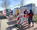 Bild: Gabi Schönberger
Das Testzentrum auf dem Weidener Festplatz hat über die Osterfeiertage geöffnet. Synlab-Mitarbeiter Detlef Bartonek spricht mit einer Dame, die sich testen lassen möchte.