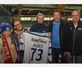 Bild: Gebert
Für 500 Euro ersteigerte Sandro Scheuerer (Zweiter von rechts) das Trikot von Tomas Rubes (Mitte). Stadionsprecher Manuel Stöckl (rechts) moderierte bei der Abschlussfeier der Blue Devils Weiden die Trikotversteigerung.