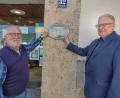 Bild: hev
Bürgermeister Udo Müller und Heimatvereinsvorsitzender Karlheinz Keck begutachten das erste Musterschild mit Hausnamen und kurzen Geschichtsdaten.