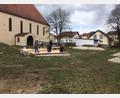 Bild: ihl
Firmlinge und Mitglieder der Kirchenverwaltung arbeiten am sogenannten grünen Klassenzimmer. Die Freiluft-Fläche bildet das Zentrum des Garten des Herrn. Für Umweltbildung wird es vielen Gruppen offen stehen.