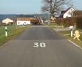 Bild: lnz
Schnellfahrer fallen immer wieder negativ im Gebiet der Verwaltungsgemeinschaft Mitterteich auf, auch in Oberteich (Bild). Erst kürzlich wurde als Ergänzung zu Schildern eine 30er-Markierung auf die Fahrbahn aufgetragen, wie Bürgermeister Stefan Grillmeier bei einem Sicherheitsgespräch mit Vertretern der Polizeiinspektion Waldsassen berichtete.