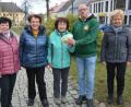 Bild: jr
Eine 1000-Euro-Spende übergab der Frauenbund Mitterteich zugunsten von Ukraine-Flüchtlingen. Im Bild die Übergabe am Oberen Marktplatz in Mitterteich mit (von links) Angela Zeitler, Vorsitzender Stilla Schuller, Schatzmeisterin Rita Thoma, Robert Hoyer von der KSRK Mitterteich und Isabella Meierhöfer.