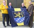 Bild: Susanne Schwab, Stadt Amberg/exb
Bürgermeister Martin Preuß (links) überreicht Michael Koller, Franz Mertel und Pater Seraphin Broniowski (weiter von links) die neue Fahne der Stadt Amberg.
