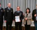 Bild: Jakob Böhm/exb
Kommandant Markus Plank (Mitte) wurde mit dem Bayerischen Feuerwehr-Ehrenkreuz in Silber ausgezeichnet. Mit im Bild (von links): Kreisbrandmeister Andreas Ringlstetter, Kreisbrandrat Christian Demleitner, stellvertretende Landrätin Birgit Höcherl und Bürgermeister Christian Ziegler.