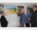 Bild: kro
Eröffneten die Foto-Wanderausstellung „Jakobsweg und europäische Identität“: (von links) Pfarrvikar Armin Maierhofer, Museumsleiter Roland Weis, Hans Stelzl (KEB) und Bürgermeister Franz Schöner. Das Bild zeigt die Pfarrkirche von Neukirchen beim Heiligen Blut.