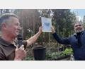 Bild: gis
Hannes Ringlstetter (rechts) bekam von Betreiber Eckhard Mickisch eine Urkunde.
