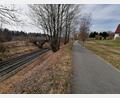 Bild: vsr
Die Bahnbrücke wird für den Kraftfahrverkehr gesperrt und darf nur noch von Fußgängern und Radfahrern überquert werden. Zudem wird ein Teil des Hirschenreuther Wegs (neben Radweg) der Dammstraße zugeordnet.