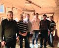 Bild: lym
Dritter Bürgermeister Markus Scharnagl und der bisherige Vorsitzende Hermann Döllinger gratulierten dem neuen Vorstand. Er besteht aus Beisitzer Gottfried Schicker, Zweitem Vorsitzenden Christian Döllinger, Vorsitzendem Georg Hart, Thomas Helm als Schriftführer (von links). Auf dem Bild fehlt Kassier Andreas Döllinger.