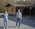 Bild: jr
Ein neues Dach braucht ein Nebengebäude (im Hintergrund) beim Sportheim des SV Steinmühle. SV-Vorsitzender Stephan Andörfer (rechts) und Tobias Santl hoffen auf die Umsetzung des Projekts mit Hilfe einer Crowdfunding-Aktion.