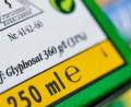 Bild: Patrick Pleul/ZB/dpa
Das umstrittene Unkrautvernichtungsmittel Glyphosat bleibt bei der Molkerei Goldsteig nun doch verboten.