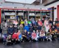 Bild: Feuerwehr Mitterteich/exb
Erlebnisreiche Stunden verbrachten Drittklässler bei der Feuerwehr Mitterteich. Kommandant Franz Bauernfeind (links) und einige Mitglieder seiner aktiven Truppe vermittelten viel Wissenswertes.