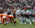 Archivbild: Chris Haas/C-Sportpics/dpa 
Auch in Deutschland wird Football gespielt: Die Spieler der Frankfurt Universe (links, orange) in Aktion gegen die Spieler von Schwäbisch Hall (rechts).