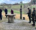 Bild: dl
An der Wallfahrtskapelle Schönbuchen beteten die Teilnehmer des Friedensmarsches mit Pfarrer Eugen Wismeth (links).